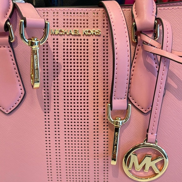 MICHAEL KORS
Sheila Medium CZ Faux Saffiano Leather Satchel Crossbody 
NWT - Picture 15 of 16